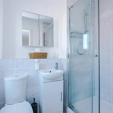 Sleeps 7, Stunning Home, Free Parking, Perfect For Groups, Long Term Disc * Manchester