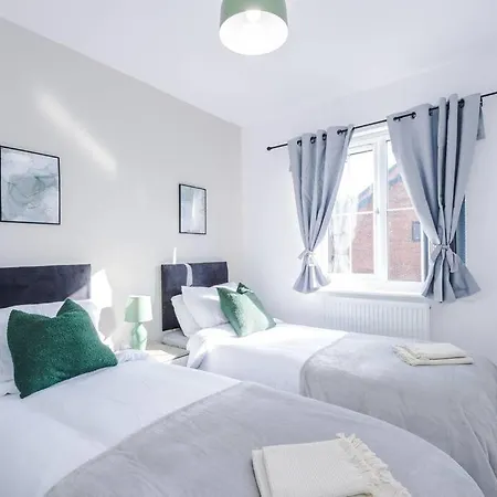 Sleeps 7, Stunning Home, Free Parking, Perfect For Groups, Long Term Disc *