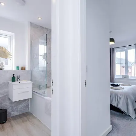 Sleeps 7, Stunning Home, Free Parking, Perfect For Groups, Long Term Disc *