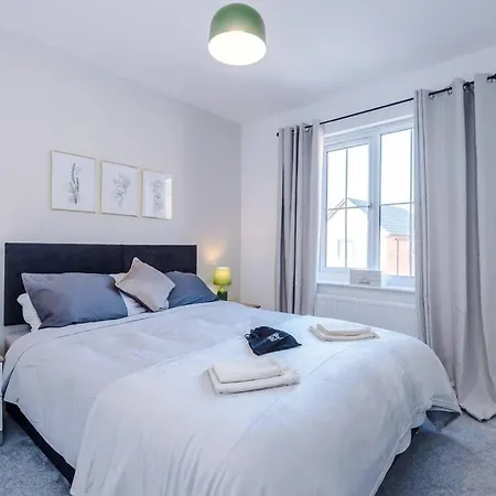 Sleeps 7, Stunning Home, Free Parking, Perfect For Groups, Long Term Disc