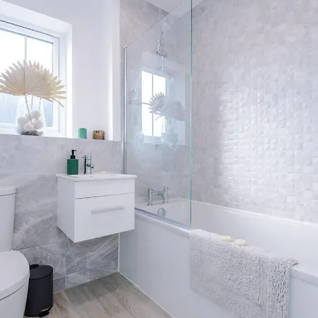 Sleeps 7, Stunning Home, Free Parking, Perfect For Groups, Long Term Disc Manchester