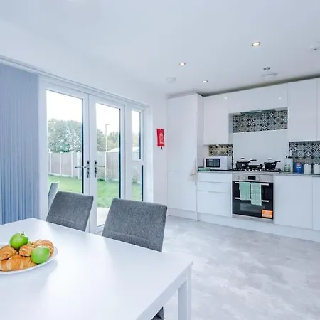 Sleeps 7, Stunning Home, Free Parking, Perfect For Groups, Long Term Disc