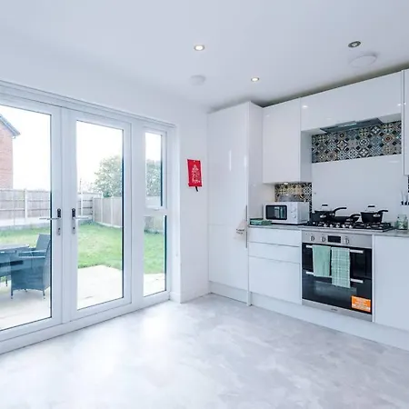 Sleeps 7, Stunning Home, Free Parking, Perfect For Groups, Long Term Disc * Manchester