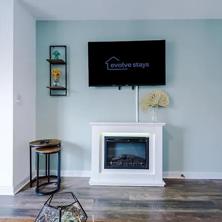 Apartment Sleeps 7, Stunning Home, Free Parking, Perfect For Groups, Long Term Disc *