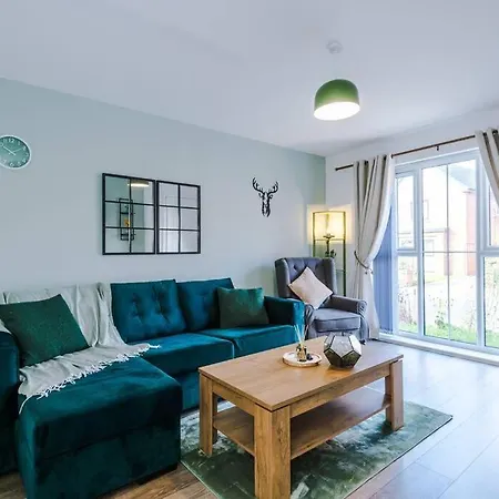 Sleeps 7, Stunning Home, Free Parking, Perfect For Groups, Long Term Disc *