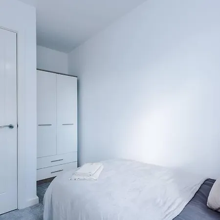 Sleeps 7, Stunning Home, Free Parking, Perfect For Groups, Long Term Disc