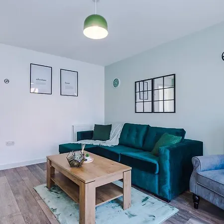 Sleeps 7, Stunning Home, Free Parking, Perfect For Groups, Long Term Disc * Manchester