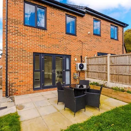 Sleeps 7, Stunning Home, Free Parking, Perfect For Groups, Long Term Disc * Manchester