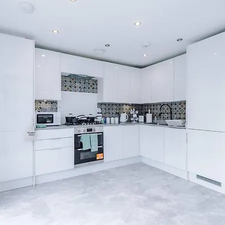 Sleeps 7, Stunning Home, Free Parking, Perfect For Groups, Long Term Disc *