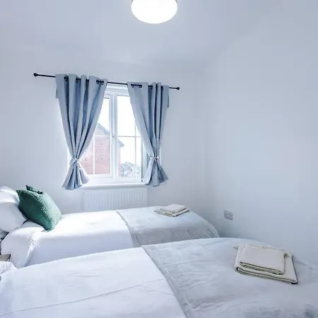 Sleeps 7, Stunning Home, Free Parking, Perfect For Groups, Long Term Disc *