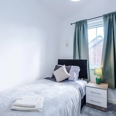 Sleeps 7, Stunning Home, Free Parking, Perfect For Groups, Long Term Disc