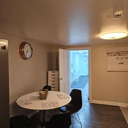 Apartment Basement Near City Centre *