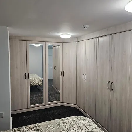 Basement Near City Centre Apartment *