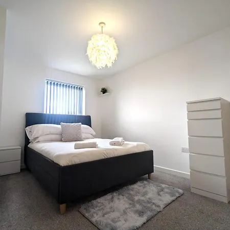 Modern 2 Bed 1 Bath 1 Ensuite - Salford شقة