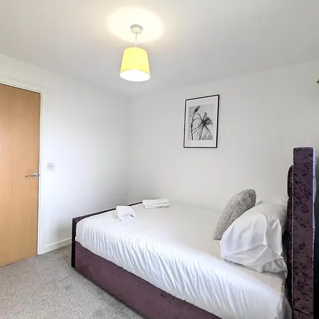 Modern 2 Bed 1 Bath 1 Ensuite - Salford *