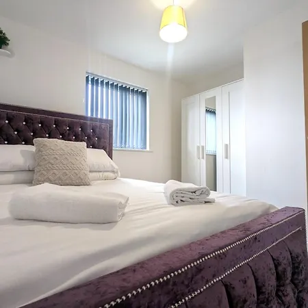 Modern 2 Bed 1 Bath 1 Ensuite - Salford