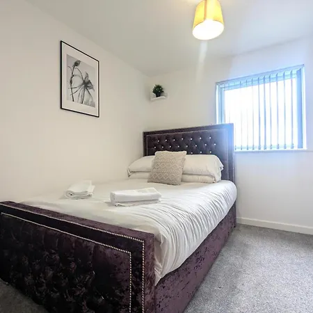 Modern 2 Bed 1 Bath 1 Ensuite - Salford Apartment
