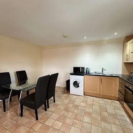 Spacious 2 Bedroom In Chorlton W Free Parking *