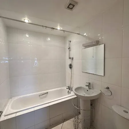 Spacious 2 Bedroom In Chorlton W Free Parking