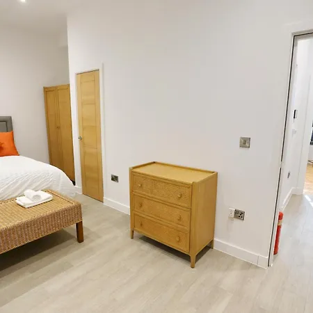 Beautiful Newly Built Flat - Walk To Centre - Pass The Keys Apartamento