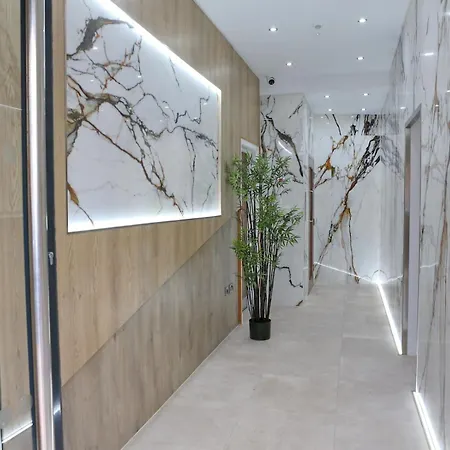 Beautiful Newly Built Flat - Walk To Centre - Pass The Keys *