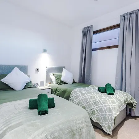 Sleeps 8, Duplex Apartment, Pool Table, Balcony X2, Long Term Disc, Perfect For Groups Apartman