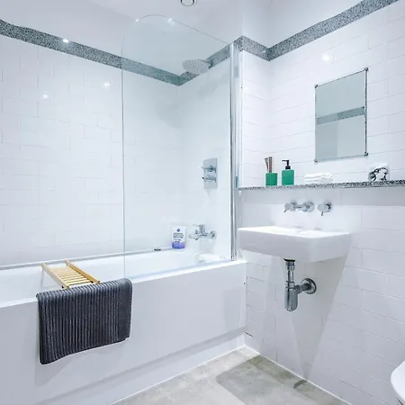 Lägenhet Sleeps 8, Duplex Apartment, Pool Table, Balcony X2, Long Term Disc, Perfect For Groups