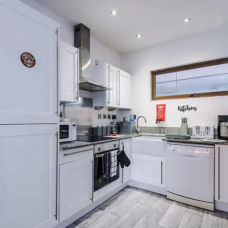 Sleeps 8, Duplex Apartment, Pool Table, Balcony X2, Long Term Disc, Perfect For Groups Apartman *