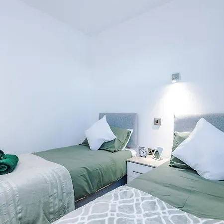 Apartman Sleeps 8, Duplex Apartment, Pool Table, Balcony X2, Long Term Disc, Perfect For Groups Manchester