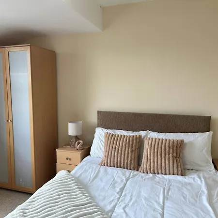 Spacious 2 Bedroom In Chorlton W Free Parking