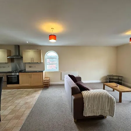 Spacious 2 Bedroom In Chorlton W Free Parking *