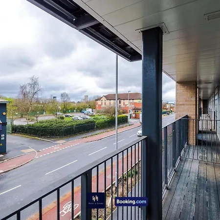 Modern 2 Bed With Balcony By Host A Apartament *