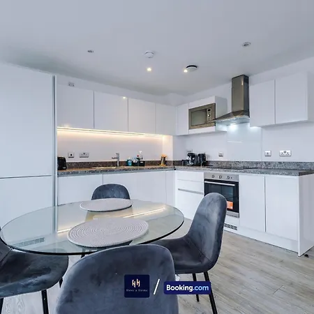 Modern 2 Bed With Balcony By Host A *