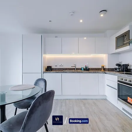 Modern 2 Bed With Balcony By Host A Manchester