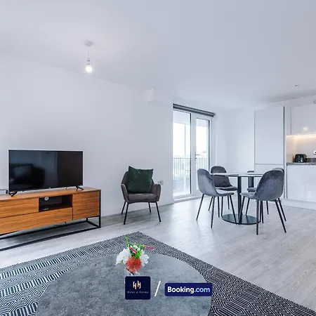 Modern 2 Bed With Balcony By Host A アパート *