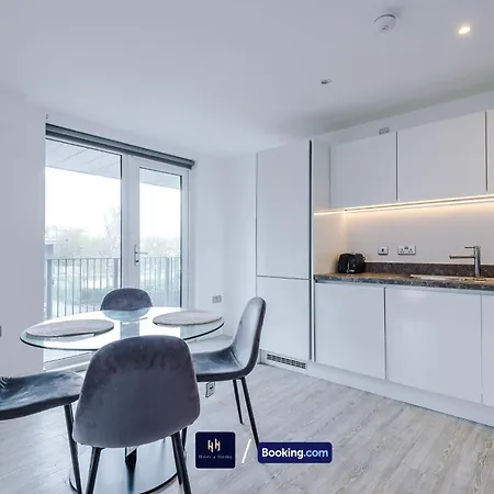 Modern 2 Bed With Balcony By Host A アパート マンチェスター