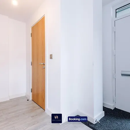 Modern 2 Bed With Balcony By Host A * マンチェスター