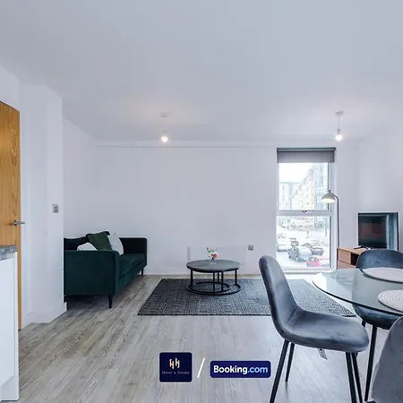 Modern 2 Bed With Balcony By Host A アパート *