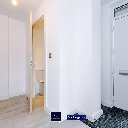 Modern 2 Bed With Balcony By Host A マンチェスター