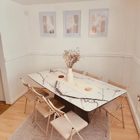 Holiday home The Secret Garden Retreat With Hot Tub Manchester