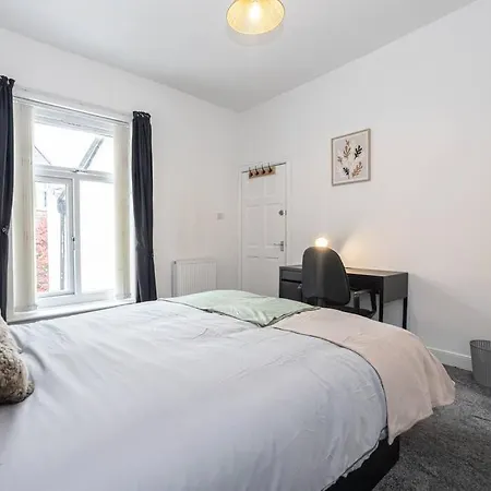 4-bed Retreat - Free Parking & Wifi *