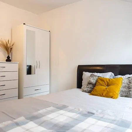 4-bed Retreat - Free Parking & Wifi * Manchester