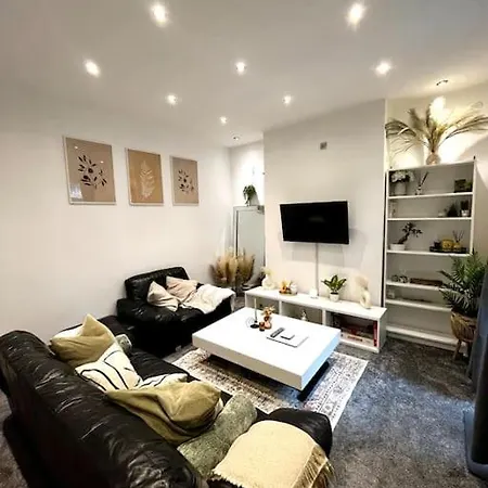 4-bed Retreat - Free Parking & Wifi