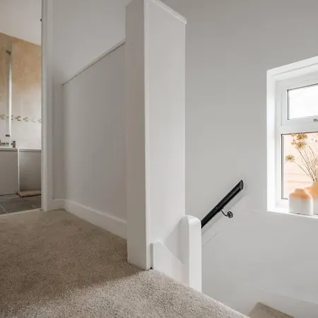 Apartment Three Bedroom By Brookland Serviced Short Lets With Free Parking *