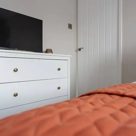 Three Bedroom House By Brookland Stays Serviced Accommodation Short Lets Manchester With Free Wifi Apartment Manchester