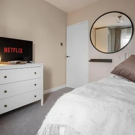 Three Bedroom By Brookland Serviced Short Lets With Free Parking