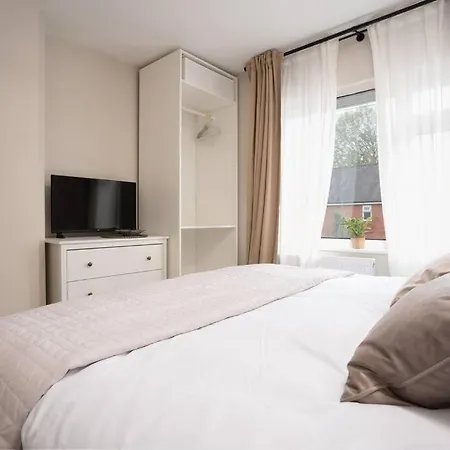 Three Bedroom By Brookland Serviced Short Lets With Free Parking Apartment