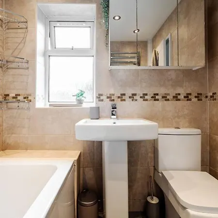 Three Bedroom By Brookland Serviced Short Lets With Free Parking Manchester