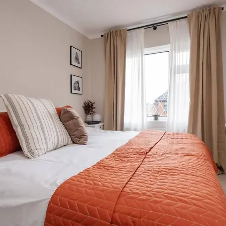 Three Bedroom By Brookland Serviced Short Lets With Free Parking Apartment