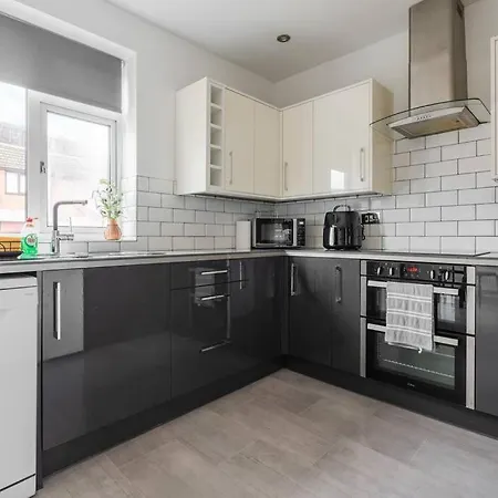 Three Bedroom By Brookland Serviced Short Lets With Free Parking *